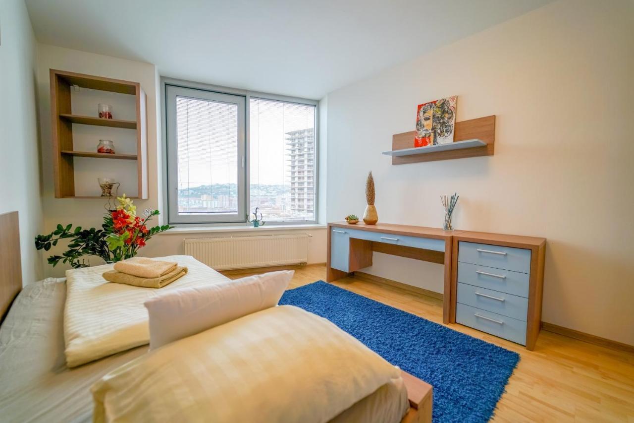 Slavic Spacious Apartment บราติสลาวา ภายนอก รูปภาพ